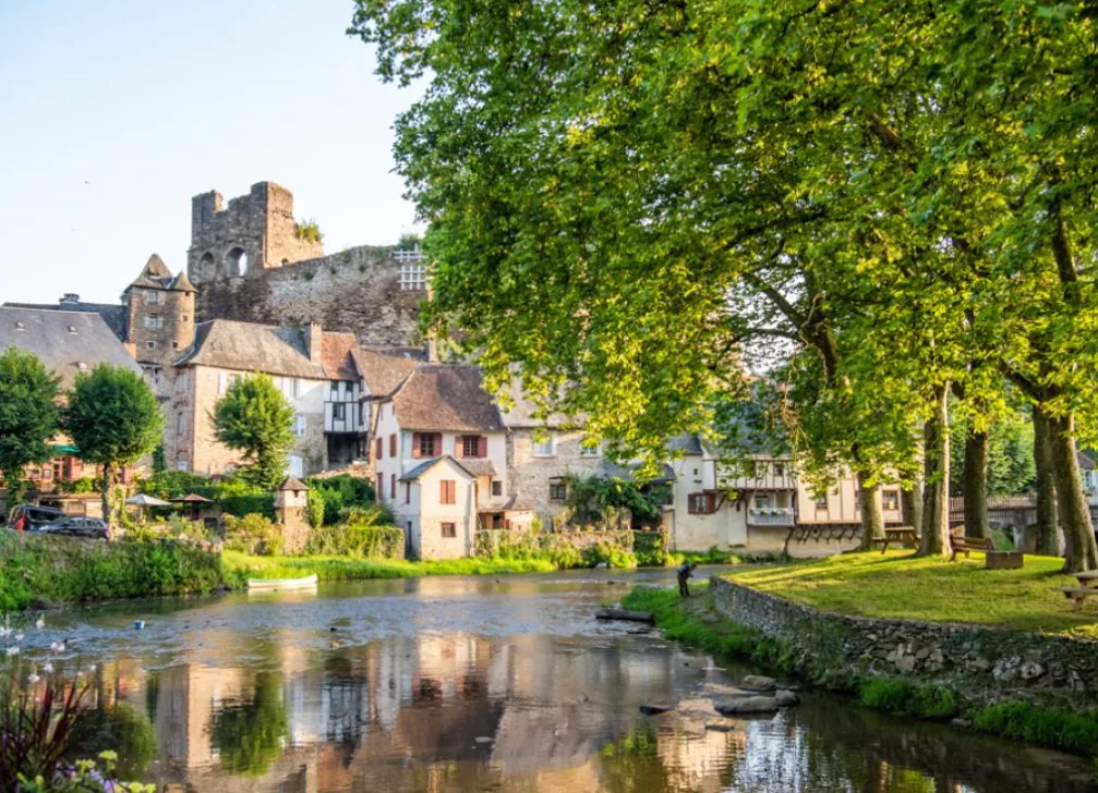 Ségur le Château, plus beau village de France près de HOME CHIC dans les prés