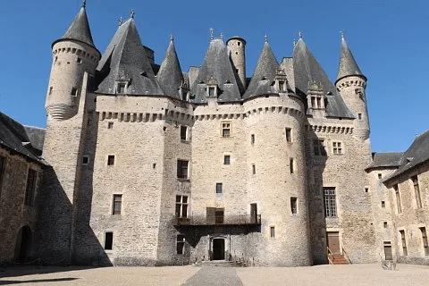 Chateau de Jumilhac le Grand à visiter près des écolodges HOME CHIC dans les prés