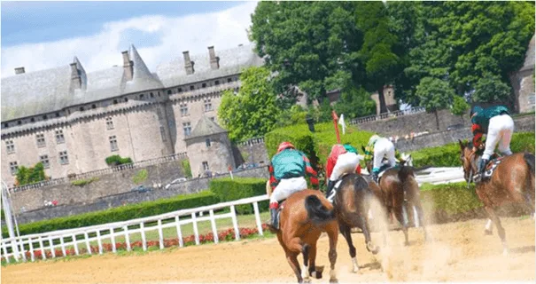 Pompadour, son château et l'hippodrome